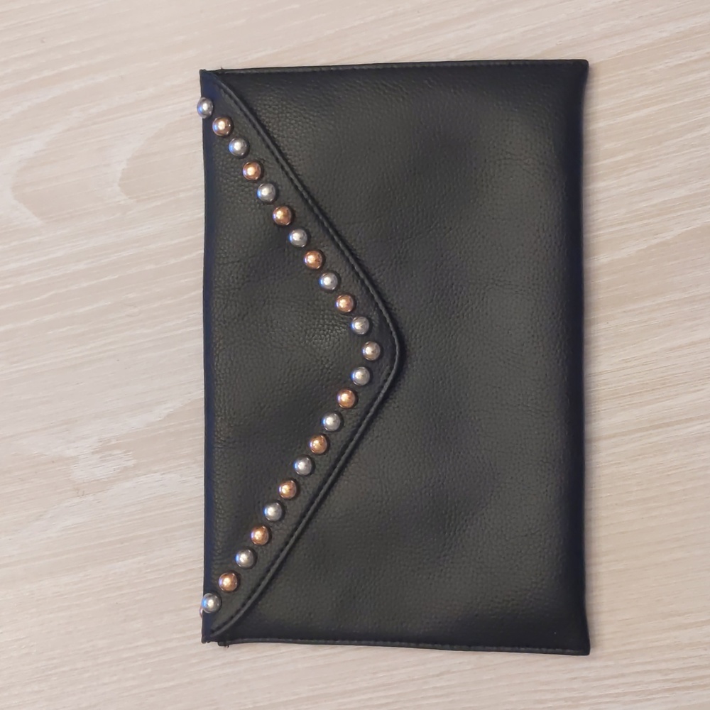 🌿B-Low the Belt Studded Clutch